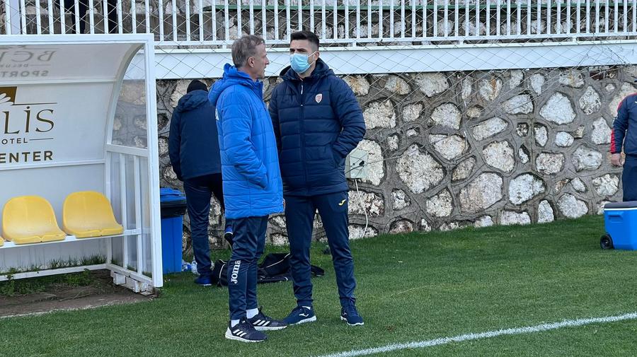 Florin Bratu, discutând cu Emil Săndoi, antrenorul Chindiei Chindia, eșec cu mulți nervi în ultimul amical disputat în Tucia sub ochii selecționerului Florin Bratu