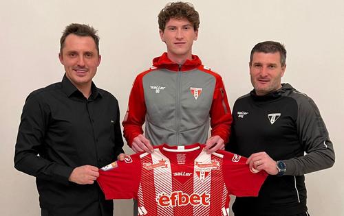 UTA i-a transferat astăzi pe canadianul Easton Ongaru (atacant, 23 de ani) și pe nigerianul Philip Otele (extremă, 22 de ani).