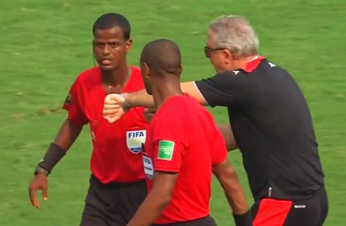 Arbitrul zambian Janny Sikazwe este protagonistul unui moment unic în istoria turneelor finale majore. A fluierat finalul partidei Tunisia - Mali, scor 0-1, de la Cupa Africii, în minutul 90, deși au existat numeroase momente de întrerupere.