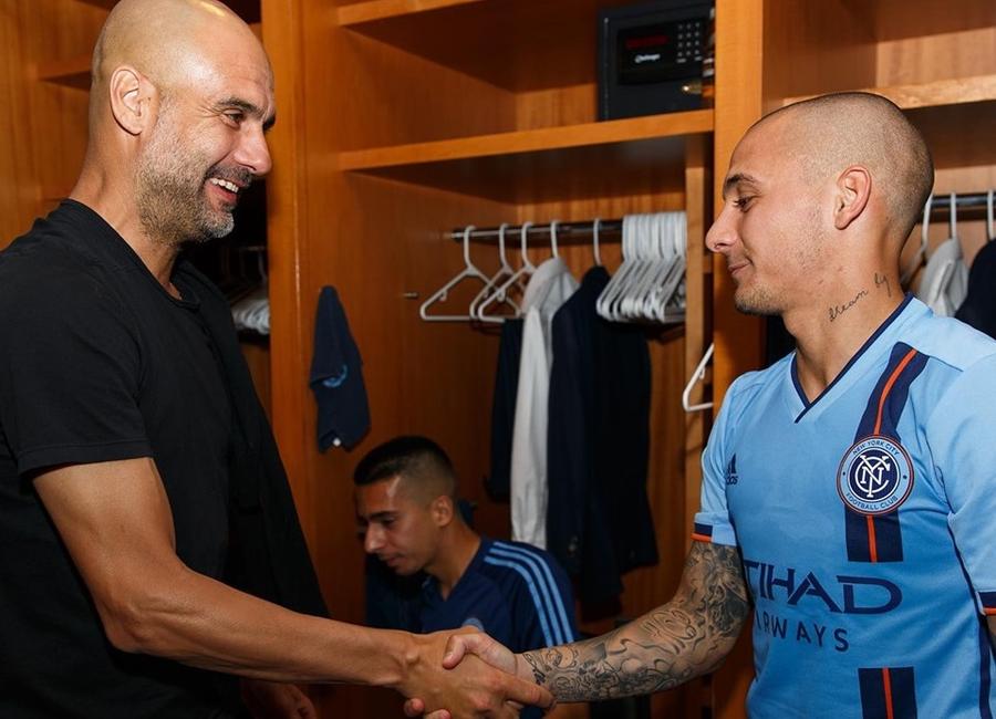 Pep Guardiola și Alex Mitriță strângându-și mâna Cine este noul antrenor al lui Cicâldău și Moruțan. De la „The Special One Mitri” la „regula de 5 secunde”. Și un deceniu cu Guardiola