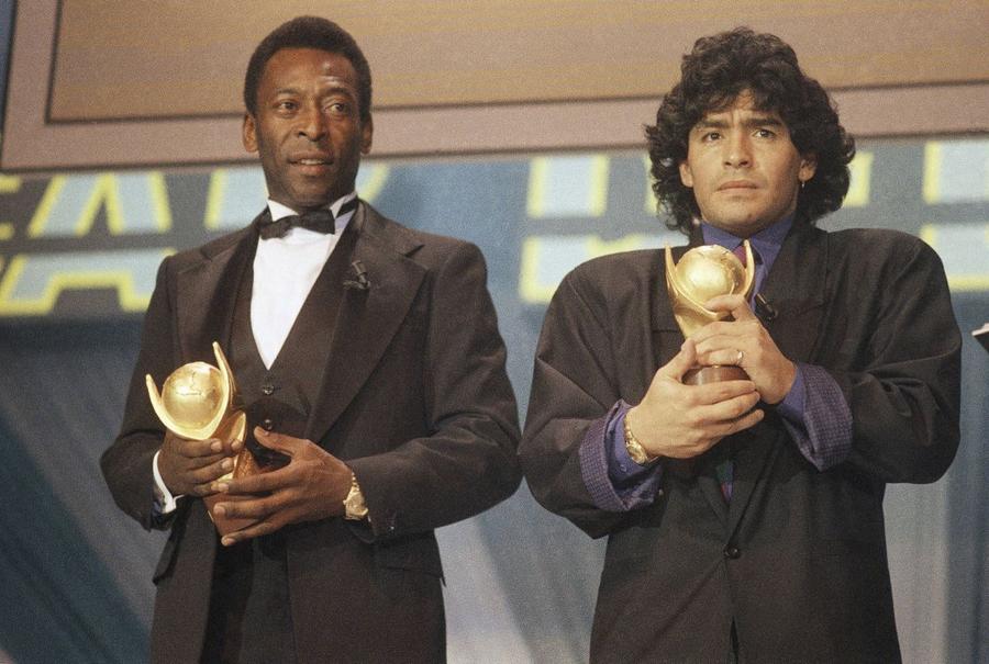 Pele și Diego Maradona/ foto Imago Images Nu se așteptau! Cum a răspuns Papa Francisc provocării lansate în direct: „Pe cine preferați, Maradona sau Messi?”