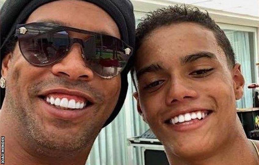 Joao Mendes de Assis Moreira (17 ani), fiul lui Ronaldinho (42 de ani), este în probe la FC Barcelona.