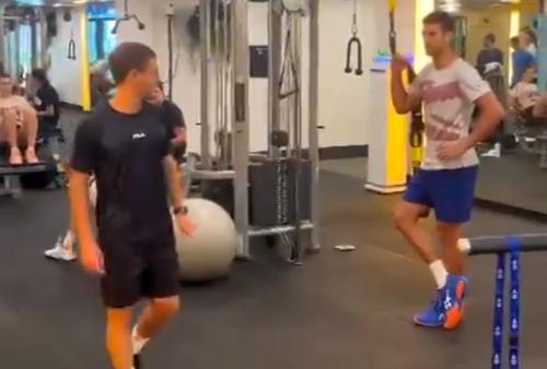 Novak Djokovic l-a imitat pe Messi și i-a spus lui Diego Schwartzman: „La ce te uiți, prostule?”/ foto: captură Twitter