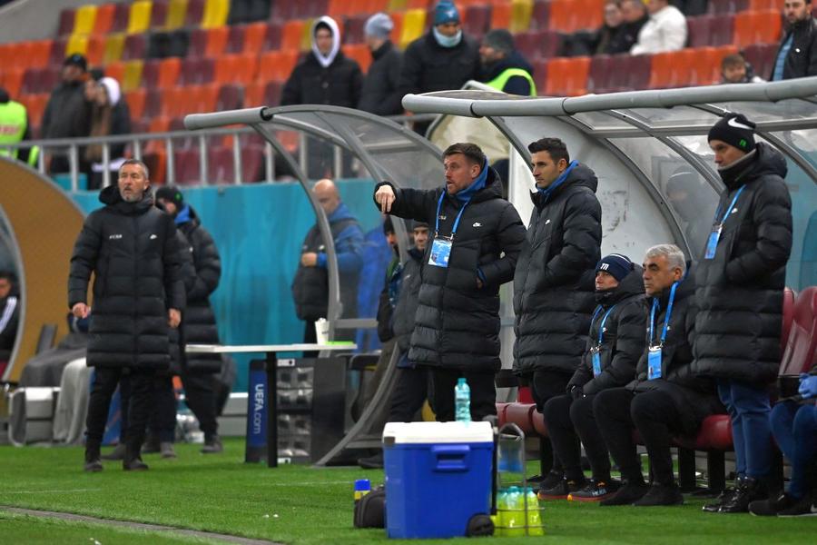 Mickey Mouse joacă fotbal