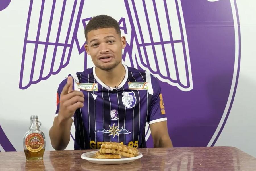Canadianul Zorhan Bassong a avut parte de o prezentare tematică în momentul în care a semnat cu FC Argeș, în 2023 „În social media, suntem în Top 6-8 echipe din România!” » Despre trendurile din Superligă cu bucureșteanul care se ocupă de imaginea lui FC Argeș: „Sunt «dobrinist» din anii 2000”