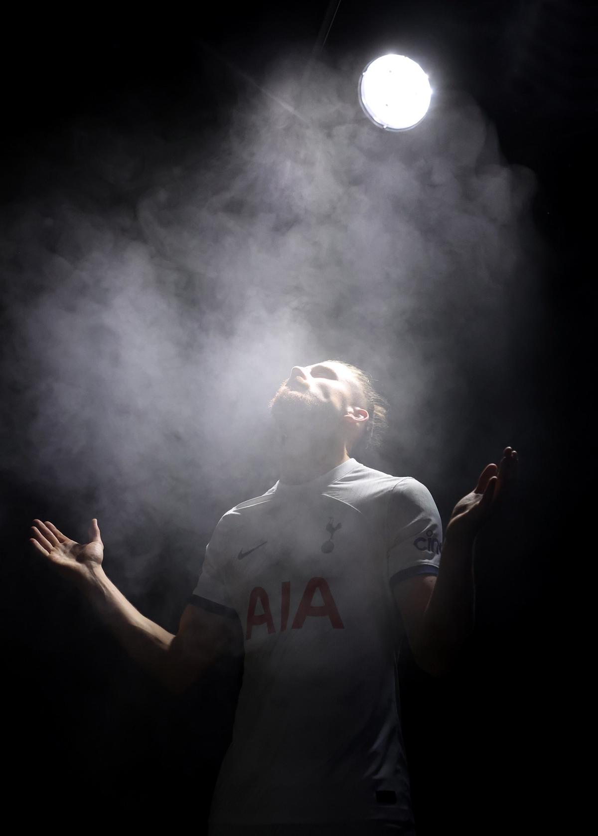 FOTO Radu Drăgușin, ședință foto la prezentarea la Tottenham
