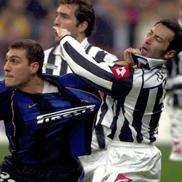 Christian Vieri și Marc Iuliano, un duel aprins // Foto: Getty Images