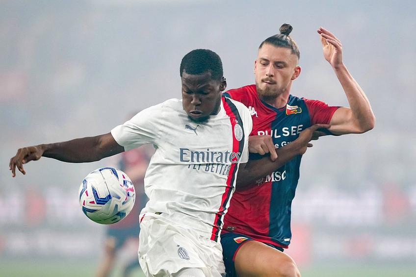 Radu Drăgușin, în dreapta, în meciul cu AC Milan // foto: Imago Images