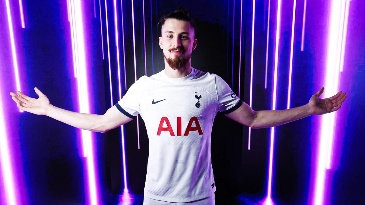 FOTO Radu Drăgușin, ședință foto la prezentarea la Tottenham