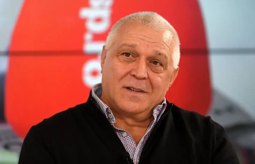 Vasile Stângă (66 de ani), handbalist legendar al României, a fost surprins de cei 53.586 de spectatori prezenți în tribune la meciul Germania - Elveția, scor 27-14, în prima zi a Campionatului European.