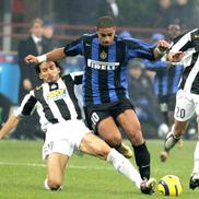 Adriano, în duel cu Gianluca Zambrotta // Foto: Getty Images