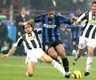 Adriano, în duel cu Gianluca Zambrotta // Foto: Getty Images