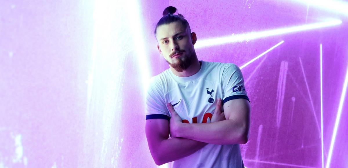 FOTO Radu Drăgușin, ședință foto la prezentarea la Tottenham