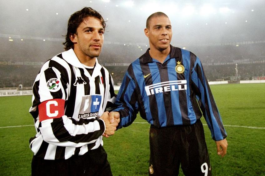Una dintre cele mai emblematice imagini ale Derby d'Italia: juventinul Alessandro Del Piero cu interistul Ronaldo // Foto: Getty Image
