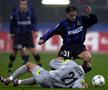 Zinedine Zidane, pus la pământ în duelul cu interistul Farinos // Foto: Getty Images