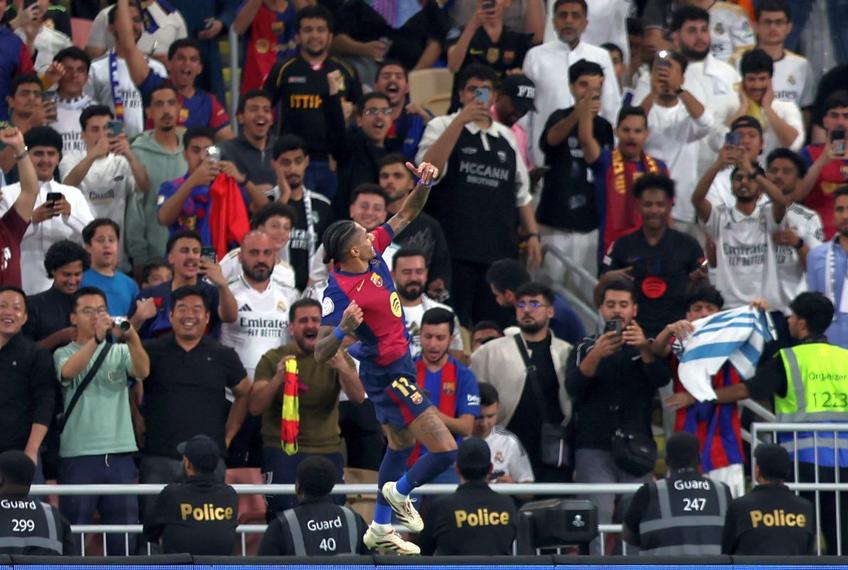 Atât suporterii Barcelonei, cât și ai Realului se bucură și îl filmează pe Raphinha // Foto: Getty Images