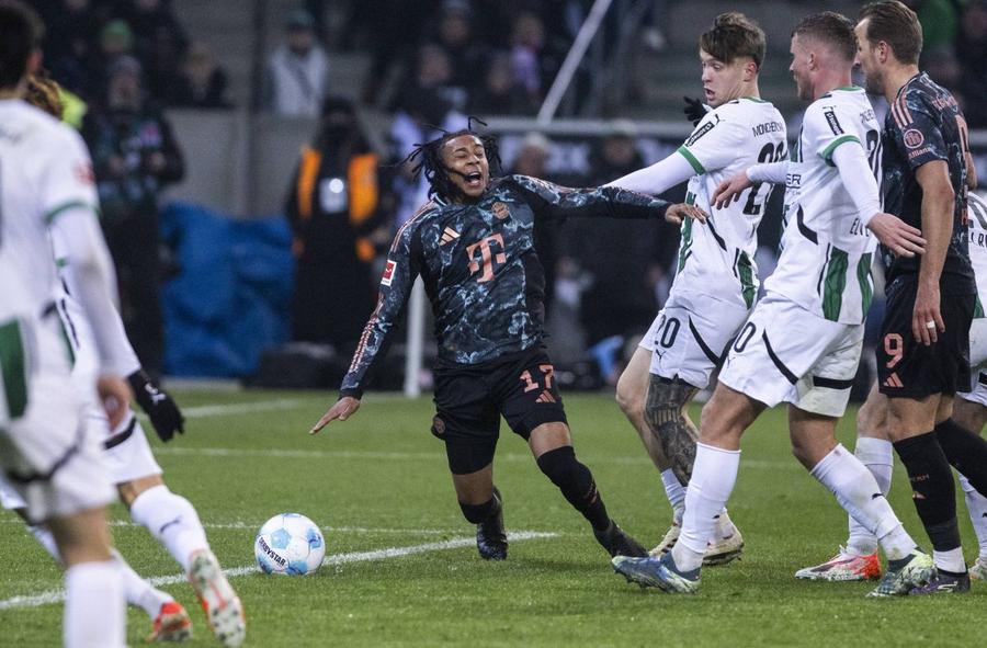 Michel Olise cade, după ce a fost împins de Ullrich / Foto: Imago Serie incredibilă pentru Harry Kane » Bild: „Chiar e englez?!” + Monchengladbach se plânge de arbitraj