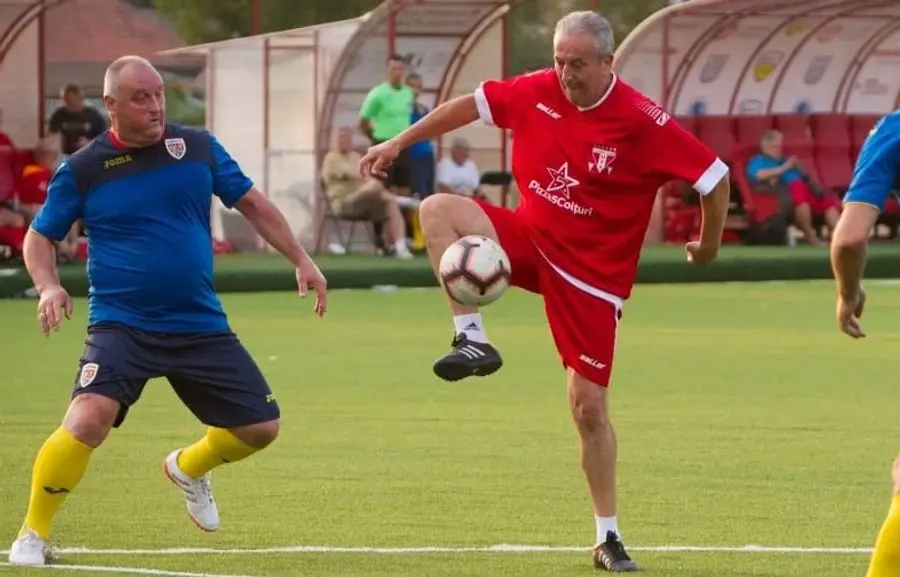Viorel Vancea într-un meci demonstrativ de old-boys. FOTO: sportarad.ro Cel mai controversat influencer al momentului e fiul unui fotbalist de la Jiul și Universitatea Craiova: „E prima oară când o spun! Nu m-a recunoscut, am fost abandonat”