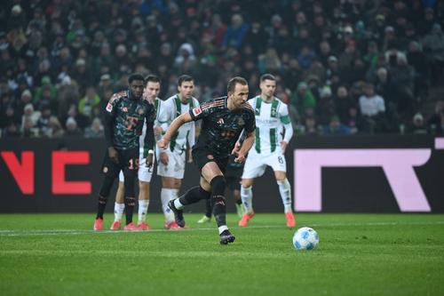 Harry Kane înscrie din penalty contra Borussiei Monchengladbch / Foto: Imago