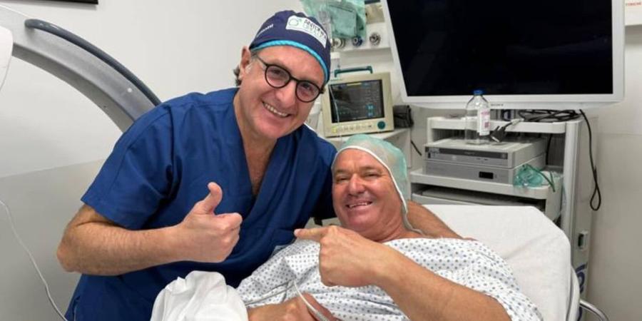 Șoimarul lui Lazio, împreună cu chirurgul care l-a operat Incredibil ce a făcut omul care „dirijează” acvila care dă turul stadionului la fiecare meci al lui Lazio! » Chirurgul care l-a operat: „Este bine și deja «freamătă»”
