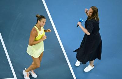Campioana en titre de la Australian Open a pornit campania 2025 cu o victorie convingătoare și un dans în fața a 14.000 de spectatori