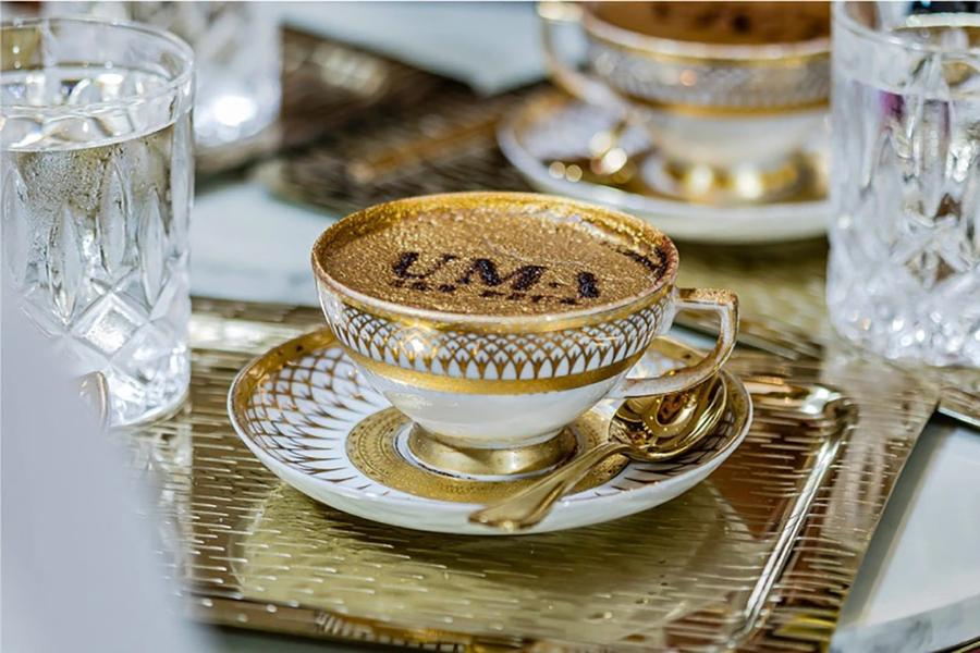 Cappuccino decorat cu aur de 24 de carate Rapid, 10 zile în megaorașul luxului extrem + Cât costă cel mai scump cappuccino din lume, decorat cu aur de 24 de carate