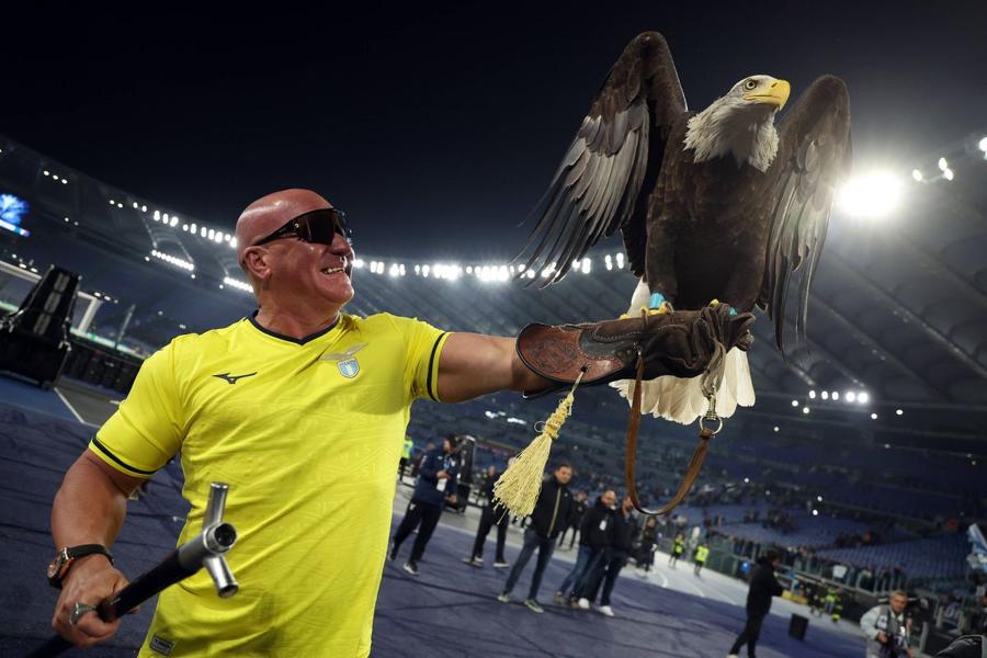 Juan Bernabe și vulturul Olympia pe „Olimpico” din Roma / Foto: Imago Mascota este în aer » După ce a concediat dresorul, președintele l-a dat afară pe medicul care l-a operat!