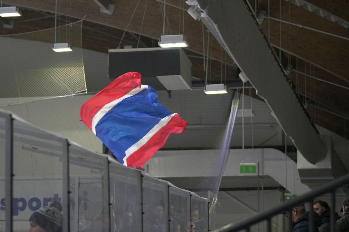 Echipa de hochei a Stelei, susținută frenetic de suporteri în „Allianz-Țiriac Arena” din Otopeni
