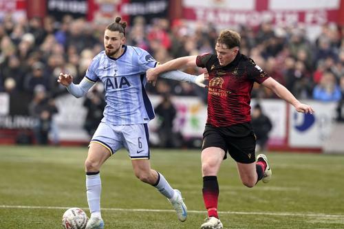 Radu Drăgușin, în Tamworth - Tottenham, foto: Imago Images