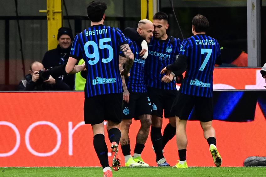 Federico Dimarco (mijloc) și Alessandrio Bastoni (stânga) celebrează golul marcat de Inter în meciul cu Napoli / Imago Images