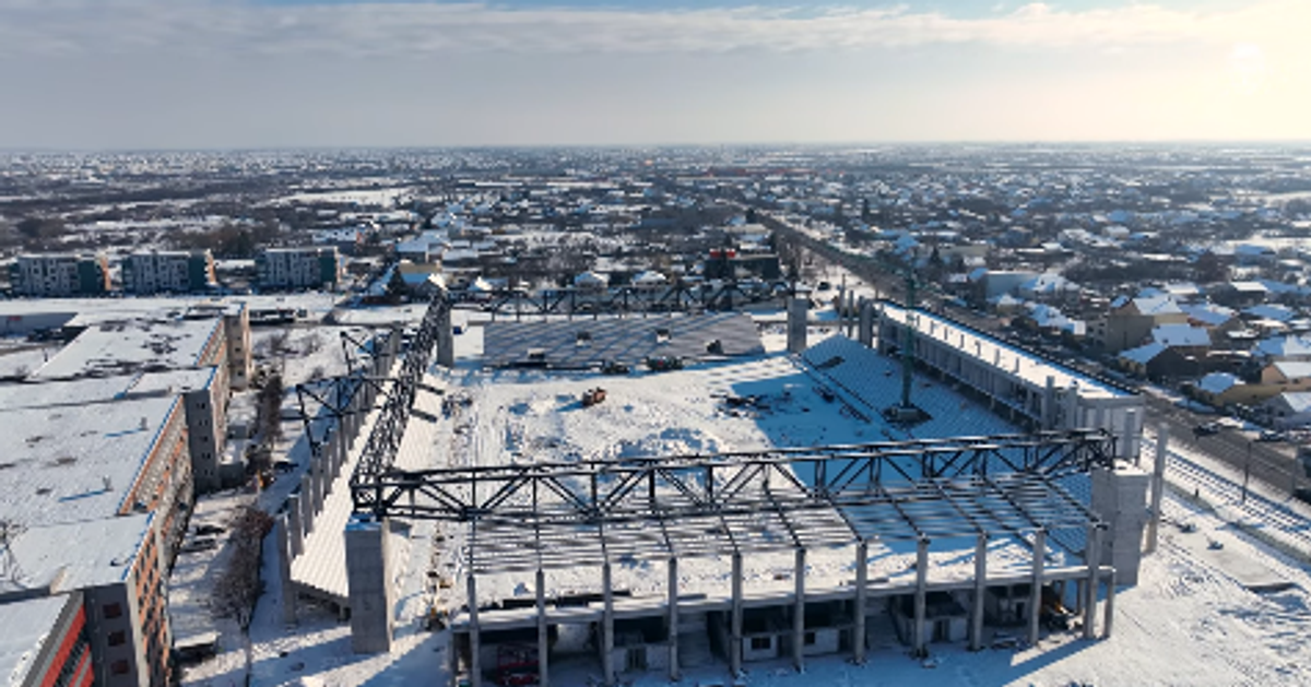 Răsare din zăpadă! Imagini spectaculoase cu stadionul mult așteptat în România