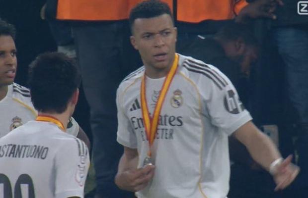 Gestul lui Mbappe, la festivitatea de premiere de la Supercupă, a făcut înconjurul internetului: „A stârnit agitație”