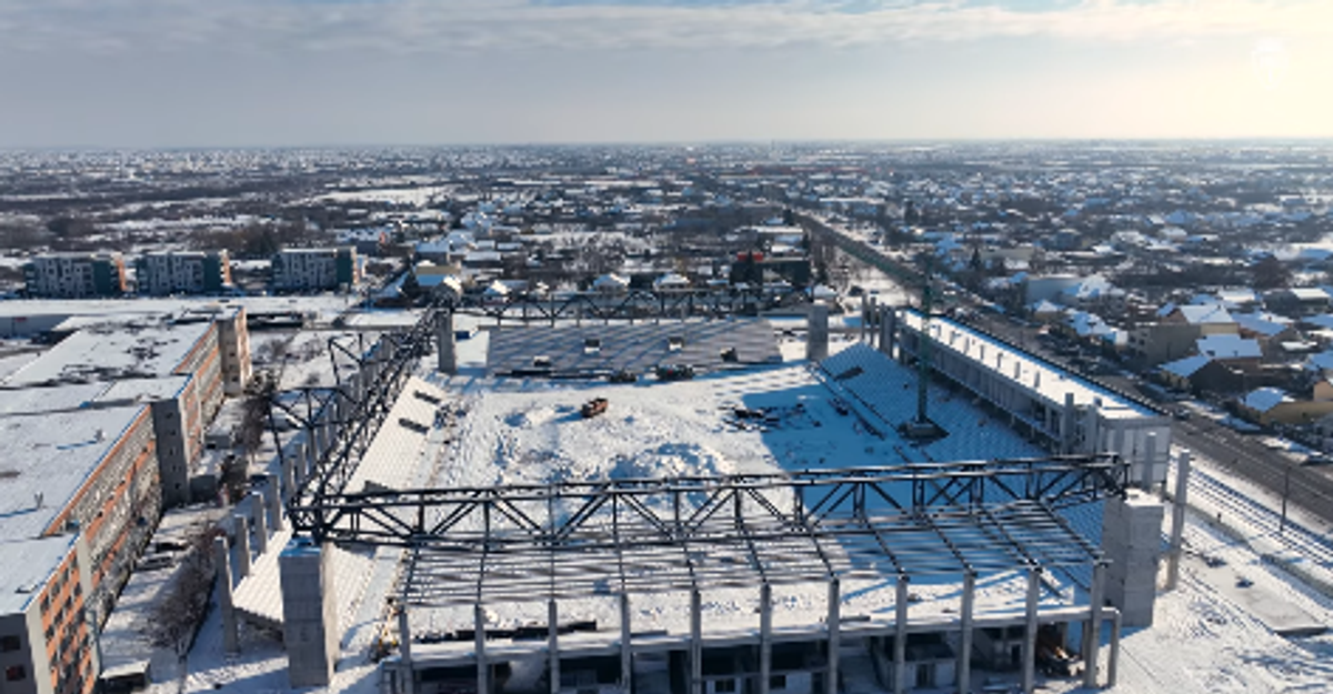 Răsare din zăpadă! Imagini spectaculoase cu stadionul mult așteptat în România