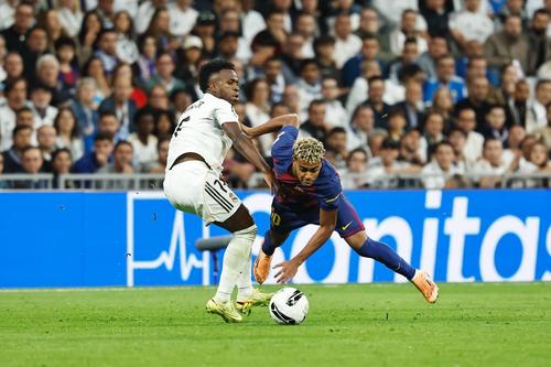 Vinicius vs Lamine Yamal, în Barcelona - Real Madrd / Foto: Imago