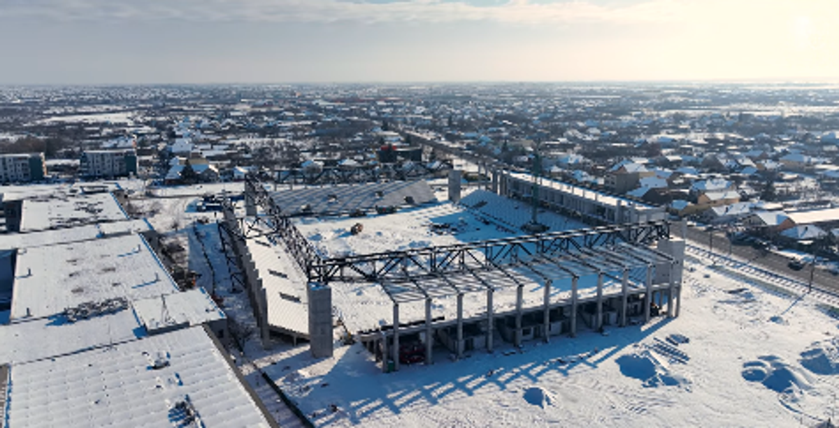 Răsare din zăpadă! Imagini spectaculoase cu stadionul mult așteptat în România