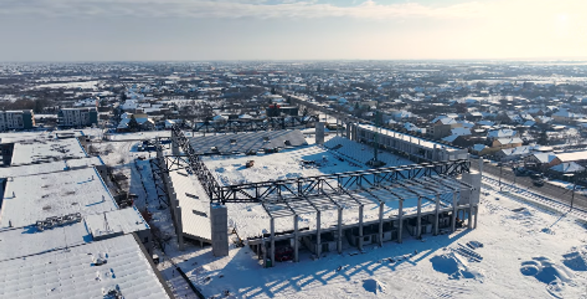 Răsare din zăpadă! Imagini spectaculoase cu stadionul mult așteptat în România