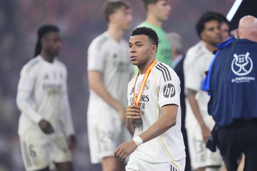 Kylian Mbappe la finalul meciului cu Barcelona / Imago Images Gestul lui Mbappe, la festivitatea de premiere de la Supercupă, a făcut înconjurul internetului: „A stârnit agitație”