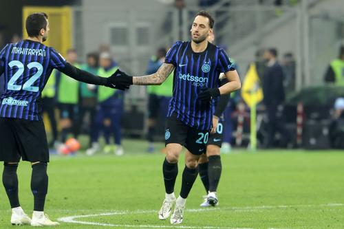 Hakan Calhanoglu va părăsi terenul, accidentat, în finalul meciului Inter - Napoli 2-2 / Foto: Imago