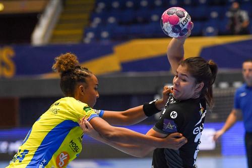 Martine Smeets în duel cu Helene Sajka, în meciul tur, câștigat de CSM 31-26 FOTO Raed Krishan