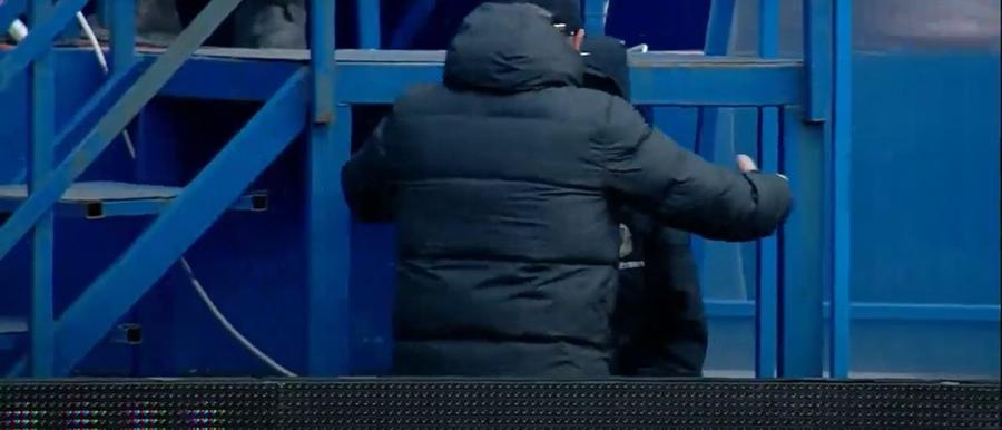 Gică Hagi, îmbrățișându-l pe copilul de mingi după reușita de 3-0 a lui Purece Gică Hagi a urlat la un copil de mingi și l-a făcut să plângă: „S-a speriat de mine că sunt «balaur»” + Cum s-a revanșat după meci