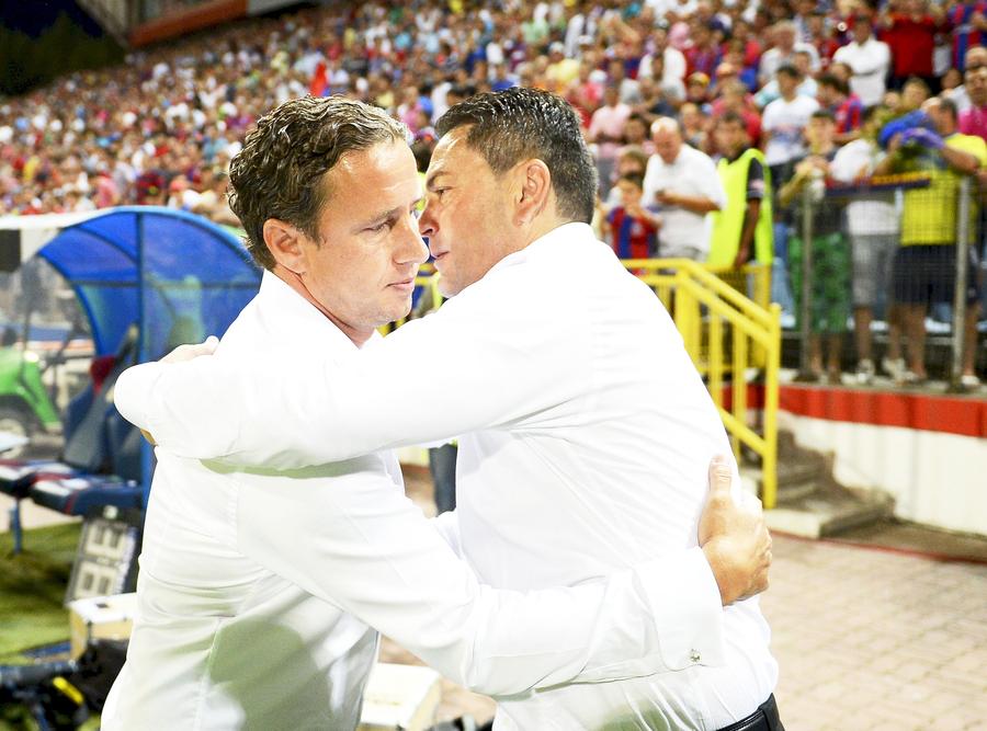 Ilie Stan îl salută pe Laurențiu Reghecampf, foto: GSP Antrenorul de la FCSB, „mai bun ca Dan Petrescu”, a ajuns lângă o tabără ISIS! Speriat de bombe, la propriu