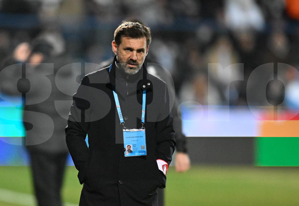 FOTO Zeljko Kopic, banderolă specială cu sigla lui Dinamo la meciul cu Farul