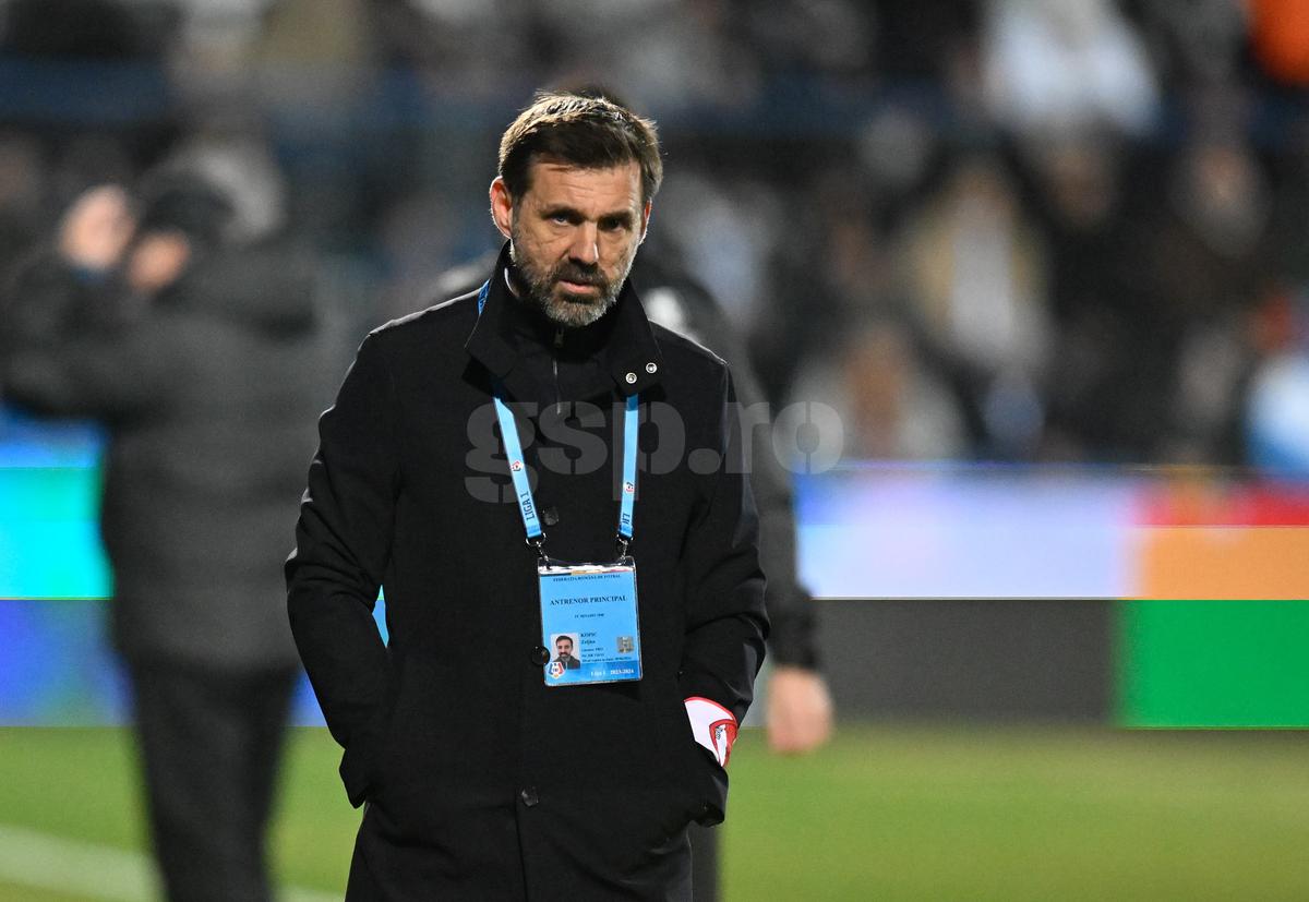FOTO Zeljko Kopic, banderolă specială cu sigla lui Dinamo la meciul cu Farul