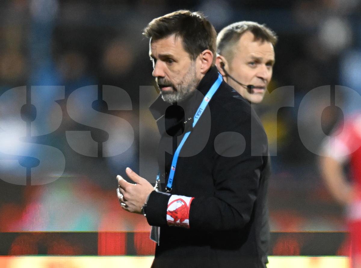 FOTO Zeljko Kopic, banderolă specială cu sigla lui Dinamo la meciul cu Farul