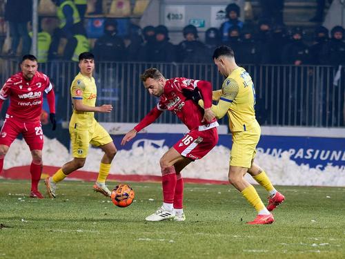 O rivală a lui Dinamo le urează „câinilor” să evite retrogradarea: „Chiar dacă pe noi ne-au pus la masa presei și nu ne-au oferit nici măcar o apă”