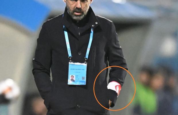 Cum a apărut Kopic la meciul cu Farul » Detaliul observat de reporterii GSP pe brațul antrenorului lui Dinamo + explicația acestuia: „Vreau să jucăm ca ei!”