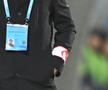 Farul - Dinamo, banderola cu sigla „câinilor” pe brațul antrenorului Kopic