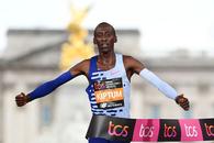 Șocant: Kelvin Kiptum, deţinătorul recordului mondial la maraton și singurul care a coborât sub 2h și un minut, a murit într-un accident rutier!