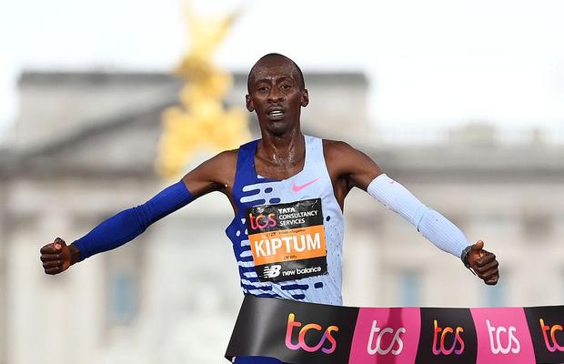 Șocant: Kelvin Kiptum, deţinătorul recordului mondial la maraton și singurul care a coborât sub 2h și un minut, a murit într-un accident rutier!