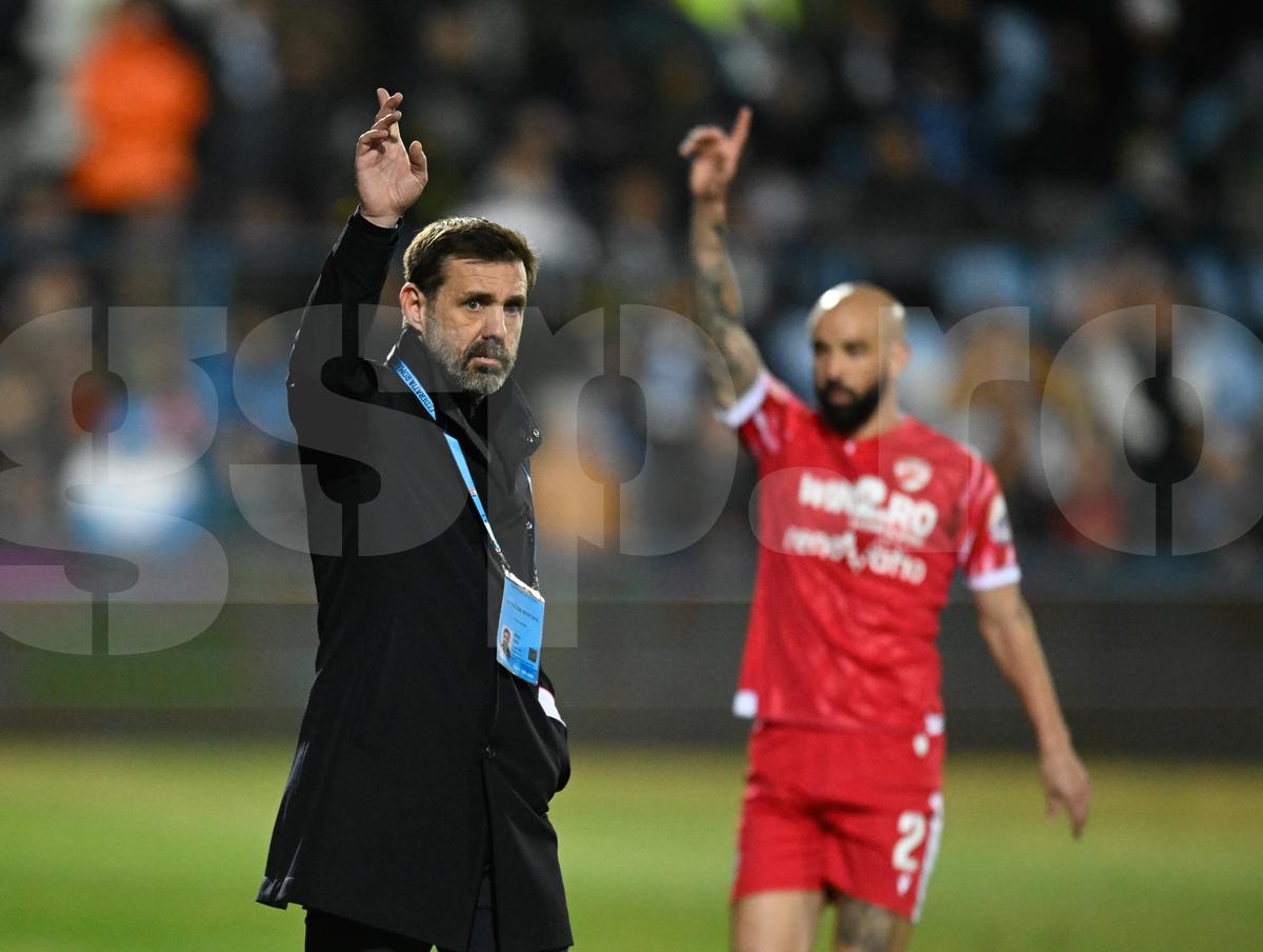 FOTO Zeljko Kopic, banderolă specială cu sigla lui Dinamo la meciul cu Farul